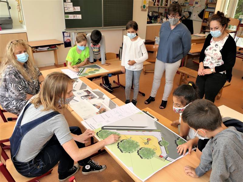 Brüten über dem Plan für den neuen Spielplatz.