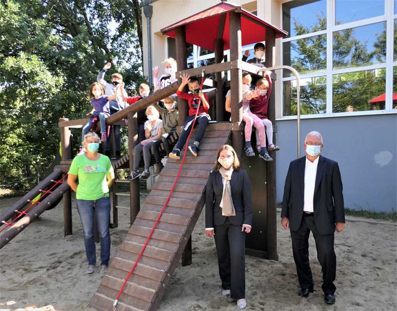 Bürgermeister Klaus-Werner Jablonski (rechts) schaute sich mit den Kindern den Spielturm an.