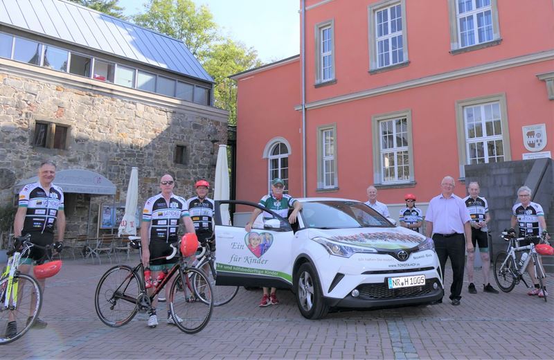 Ein Bild vor Ort machten sich die Organisatoren der „Vor-Tour der Hoffnung“ an der Burg Wissem.
