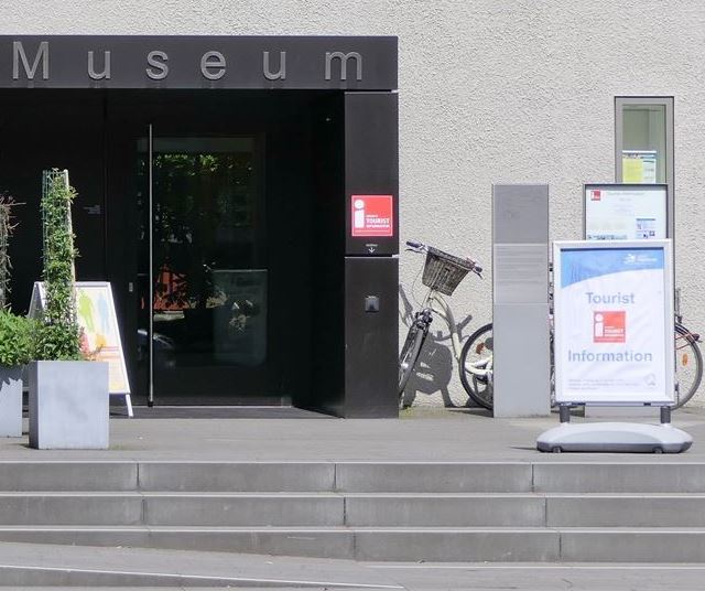 Eingang zur Tourist-Info im Neubau der Burg Wissem.