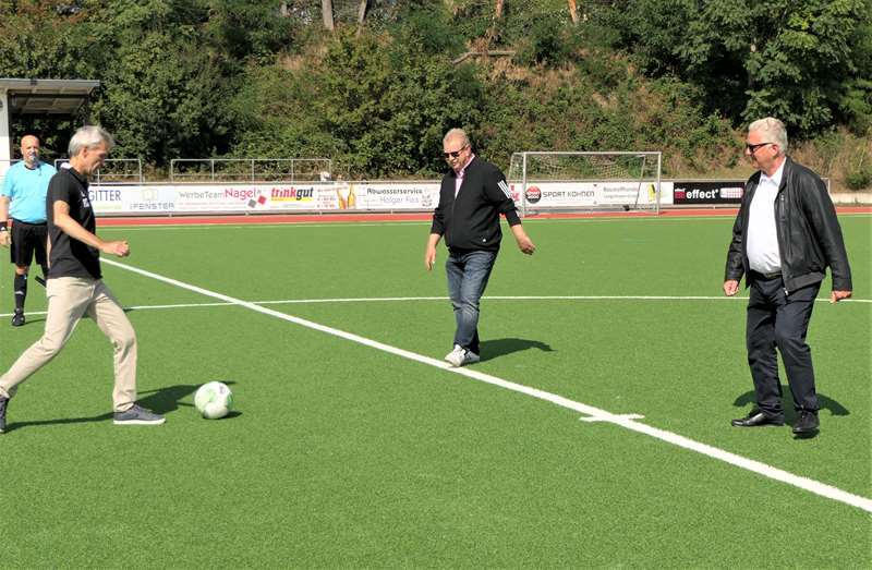 Symbolischer Anstoß auf neuem Kunstrasen: v.l. Raimund Sarcher, Guido Fuchs und Bürgermeister Klaus-Werner Jablonski.
