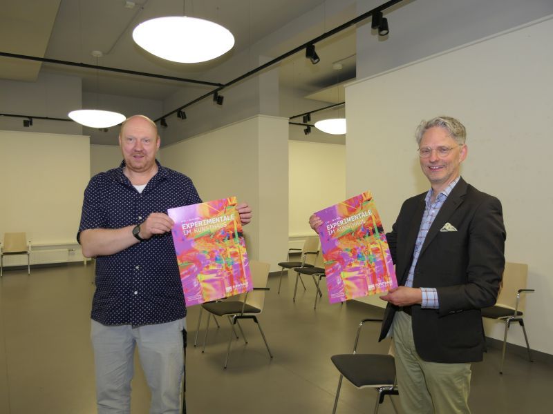 Christian Brand, Geschäftsführer der Stiftungen der Kreissparkasse Köln und Frank Baquet im Kunsthaus Troisdorf.