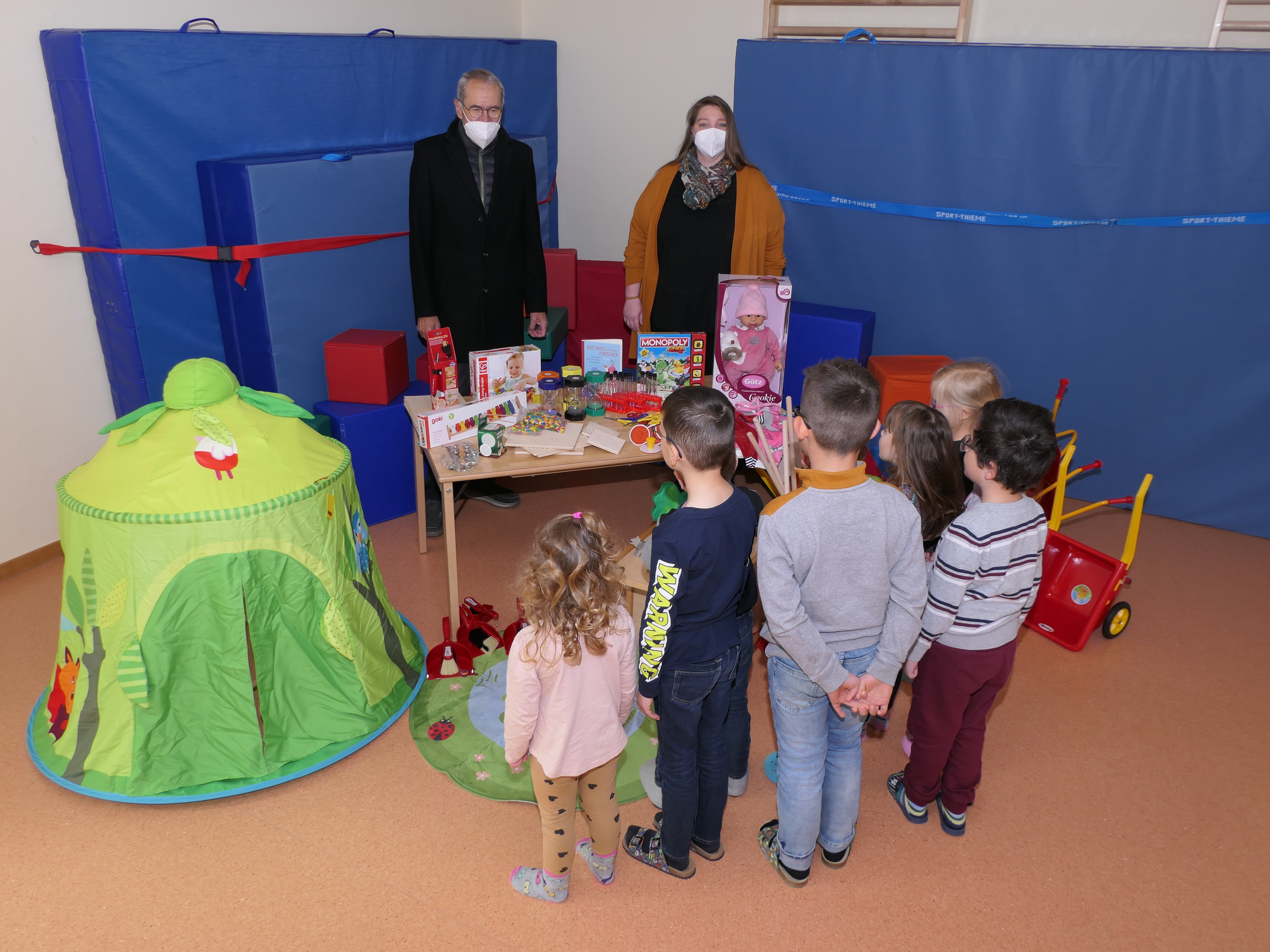 Ortsvorsteher Rudi Eich und Kita-Leiterin Nicole Buhl mit Kindern der Löwengruppe der Kita Schneewittchenweg