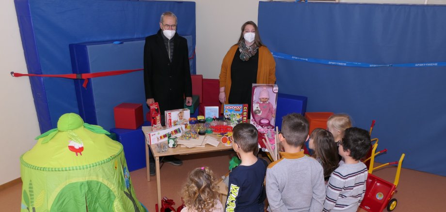 Ortsvorsteher Rudi Eich und Kita-Leiterin Nicole Buhl mit Kindern der Löwengruppe der Kita Schneewittchenweg