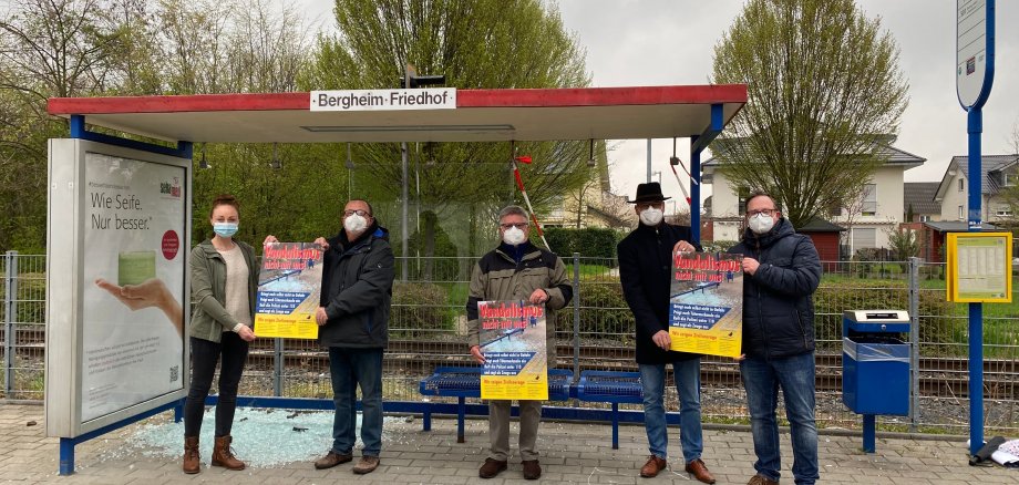 Gemeinsam gegen Vandalismus: Kristin Siegberg (Ortsvorsteherin Müllekoven), Peter Reiss, Volker Spiess (Ortsring Bergheim), Guido Menzenbach (Ortsvorsteher Bergheim) und Frank Peukert (Ortsring Müllekoven)