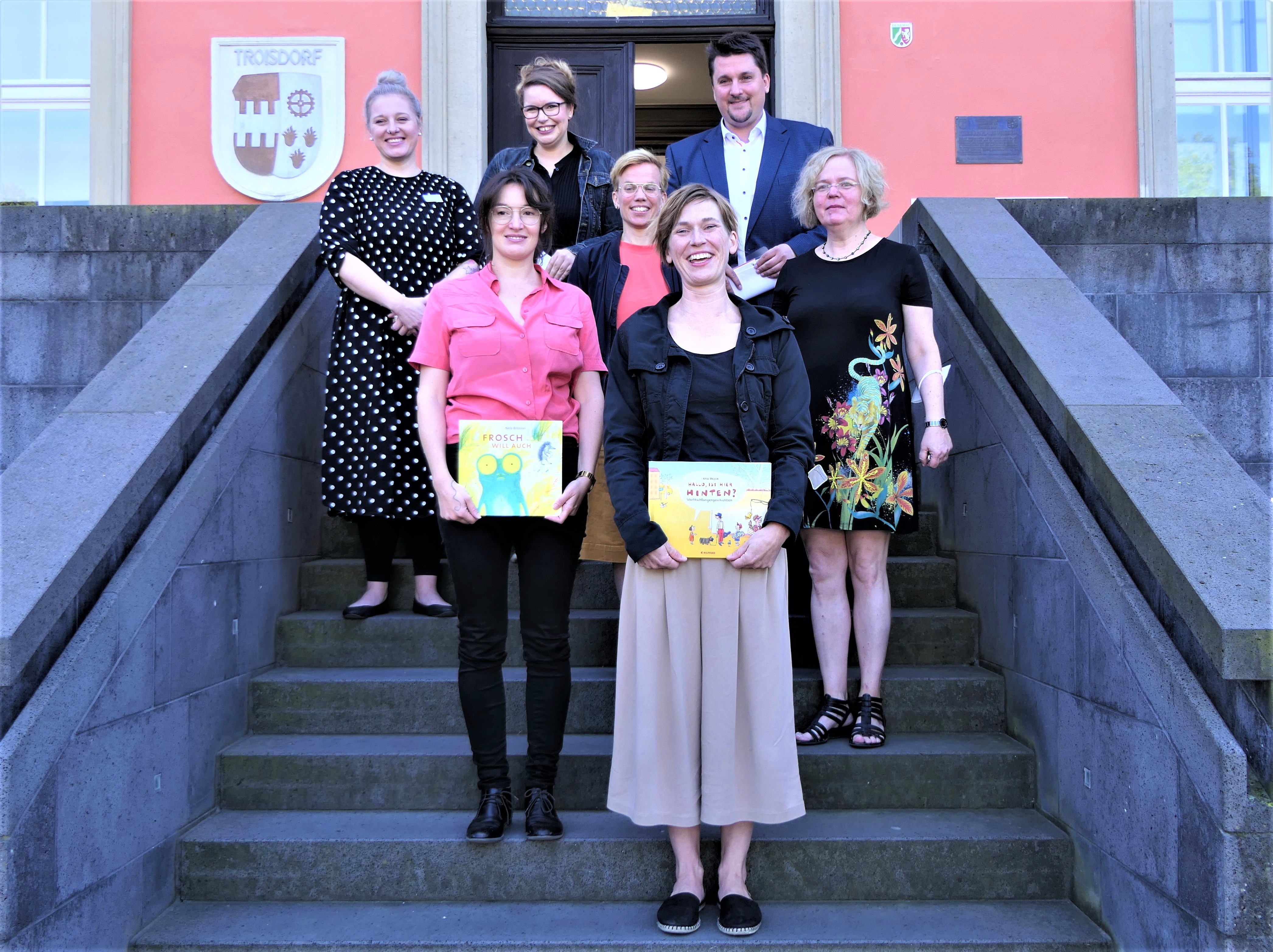 Preisträgerinnen und Jury vor dem Bilderbuchmuseum. 