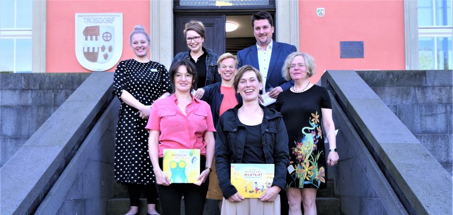 Preisträgerinnen und Jury vor dem Bilderbuchmuseum. 