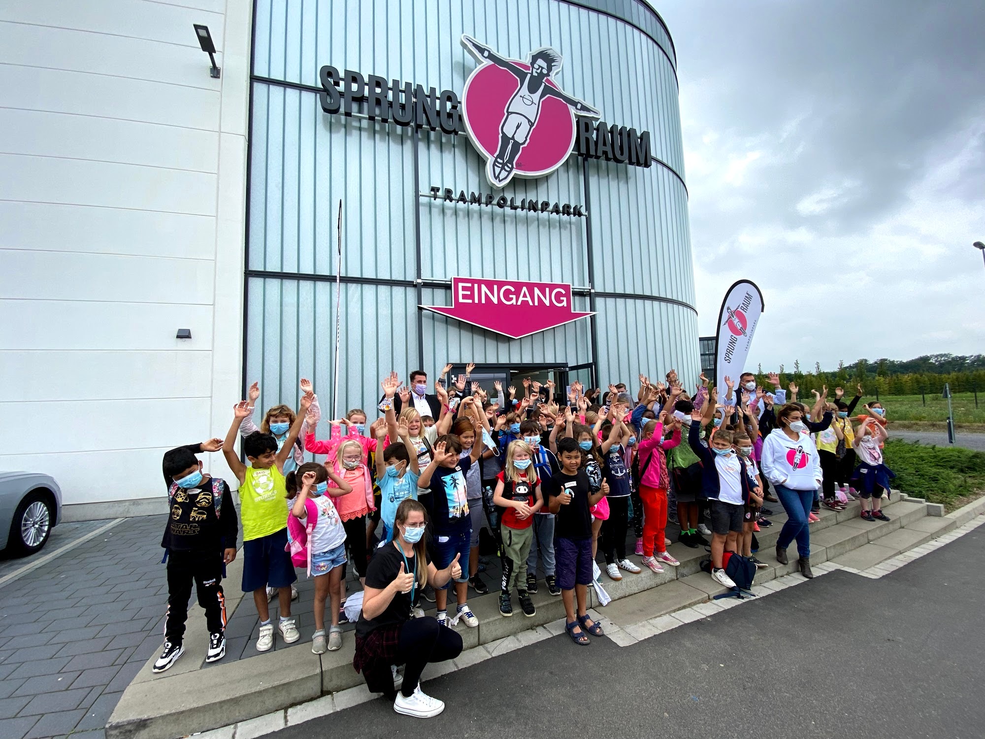 Kinder vor dem Sprung.Raum.