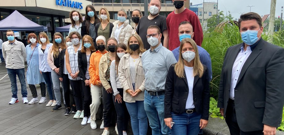 Azubis mit Bürgermeister Biber vor dem Rathaus.