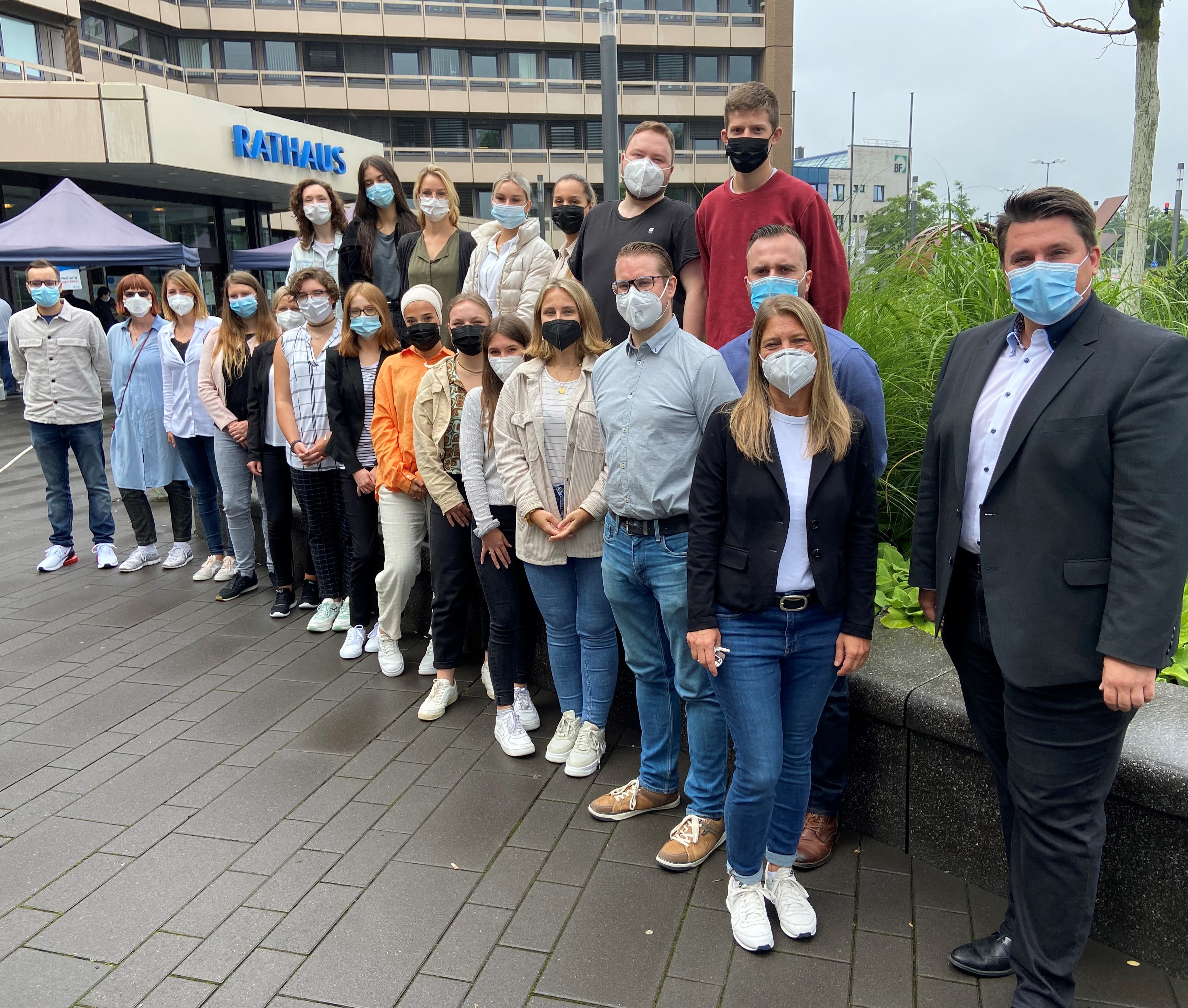Azubis mit Bürgermeister Biber vor dem Rathaus.