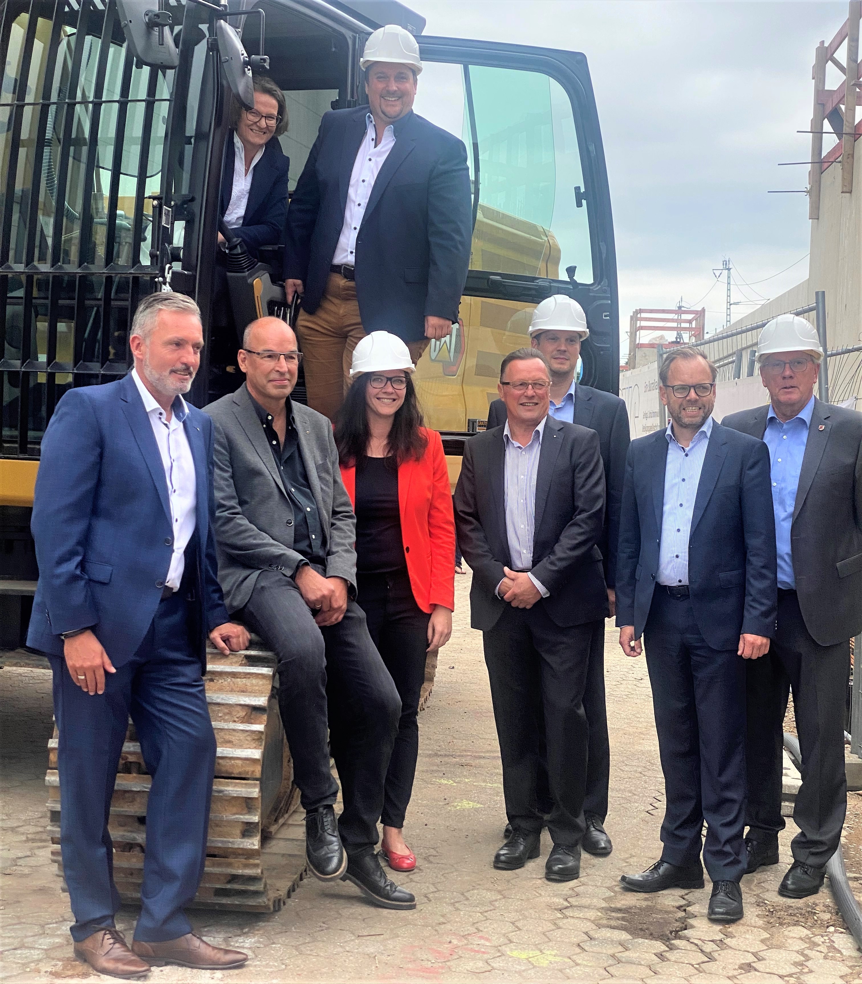 Pressetermin an der Mendenerstraße mit Bürgermeister Biber, Ministerin Scharrenbach und Landtagsabgeordneter Gebauer. 