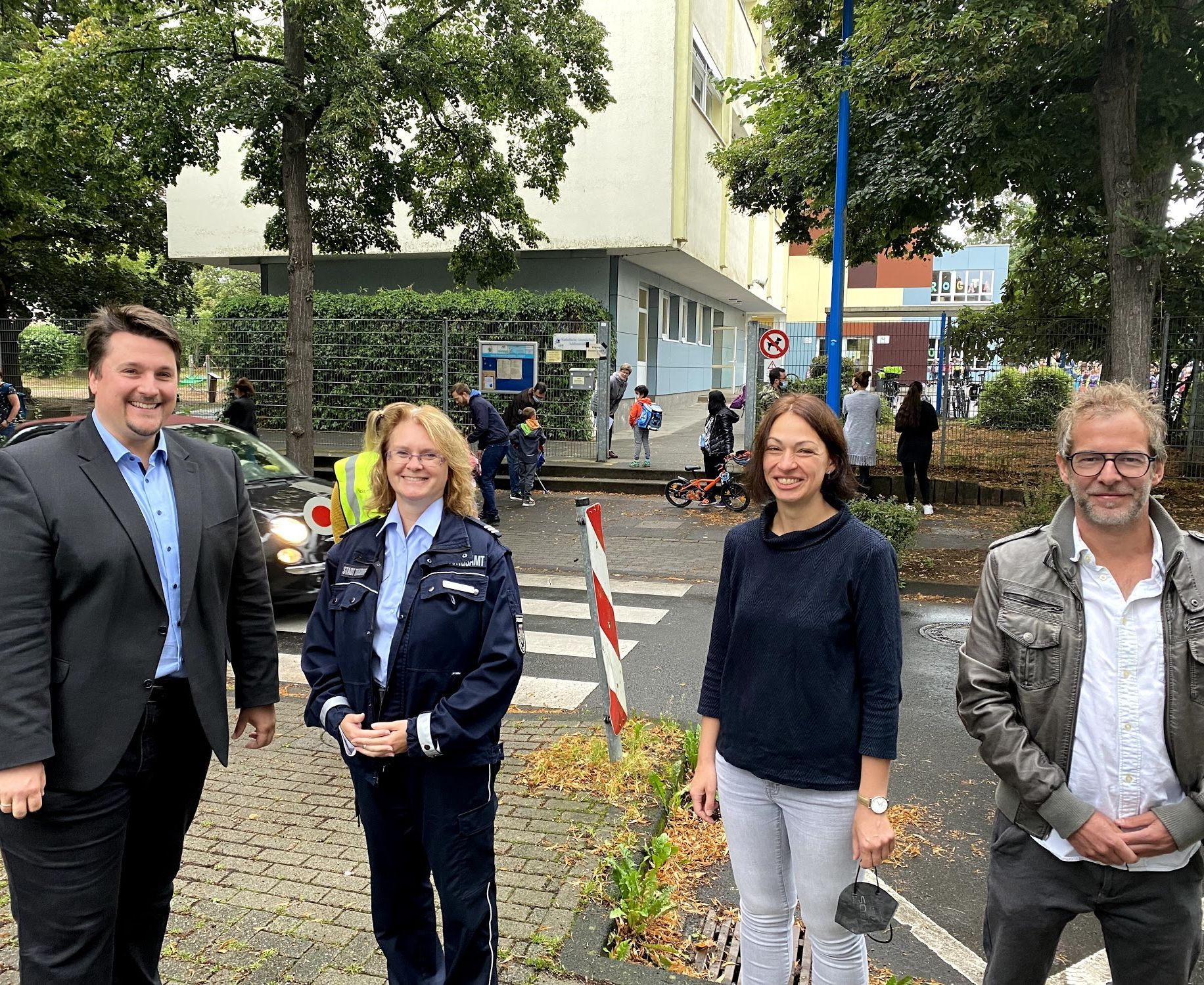 Alexander Biber, Sandra Zemla, Sophia Göbel, Andree Kaufmann vor der Grundschule Schlossstraße 