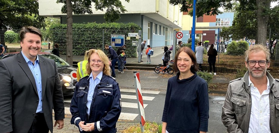 Alexander Biber, Sandra Zemla, Sophia Göbel, Andree Kaufmann vor der Grundschule Schlossstraße 