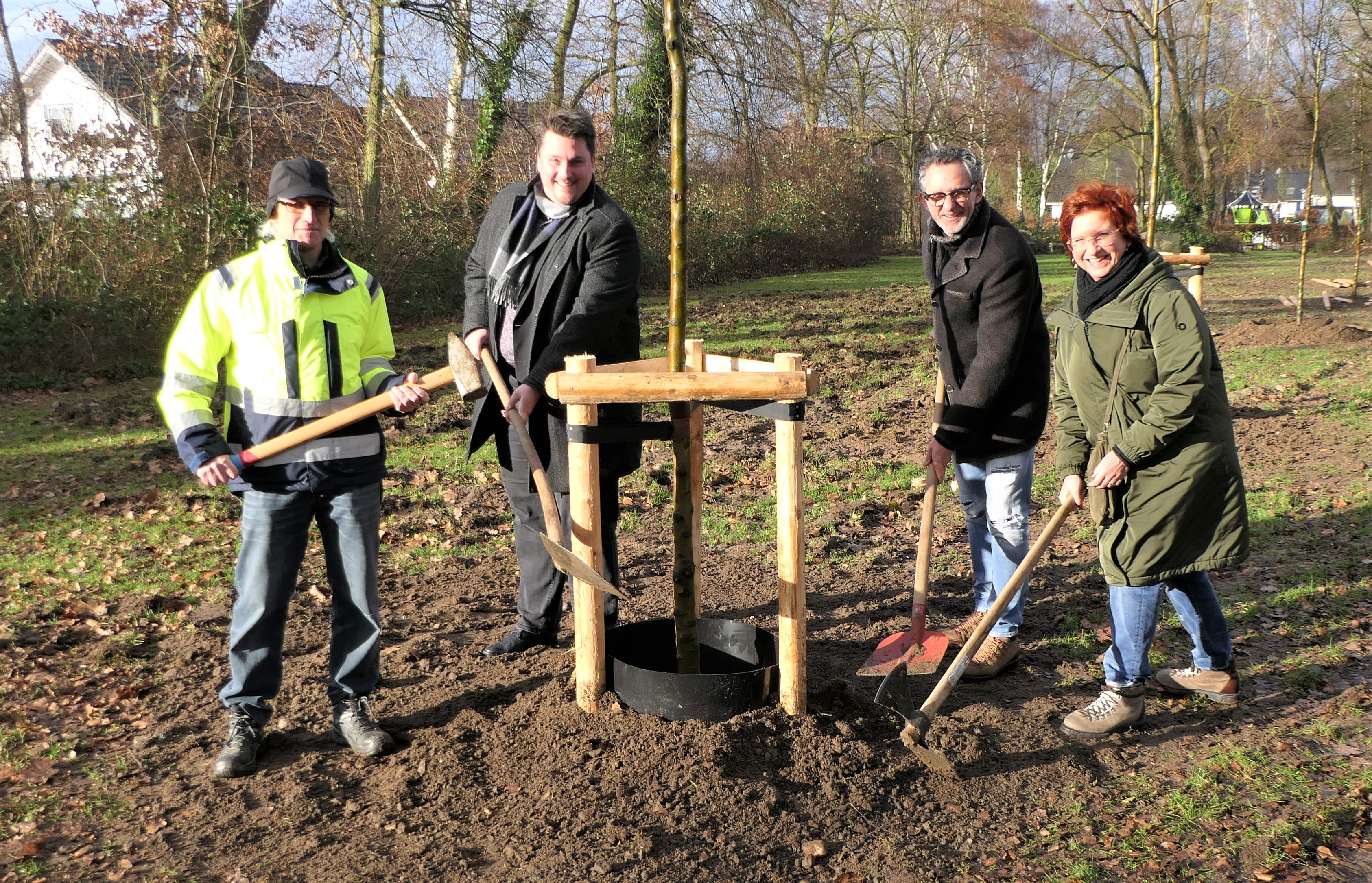 Beherzt zur Schaufel gegriffen: v.l. Hans-Bernd Bendl, Bürgermeister Alexander Biber, Wolfgang und Elke Berger.