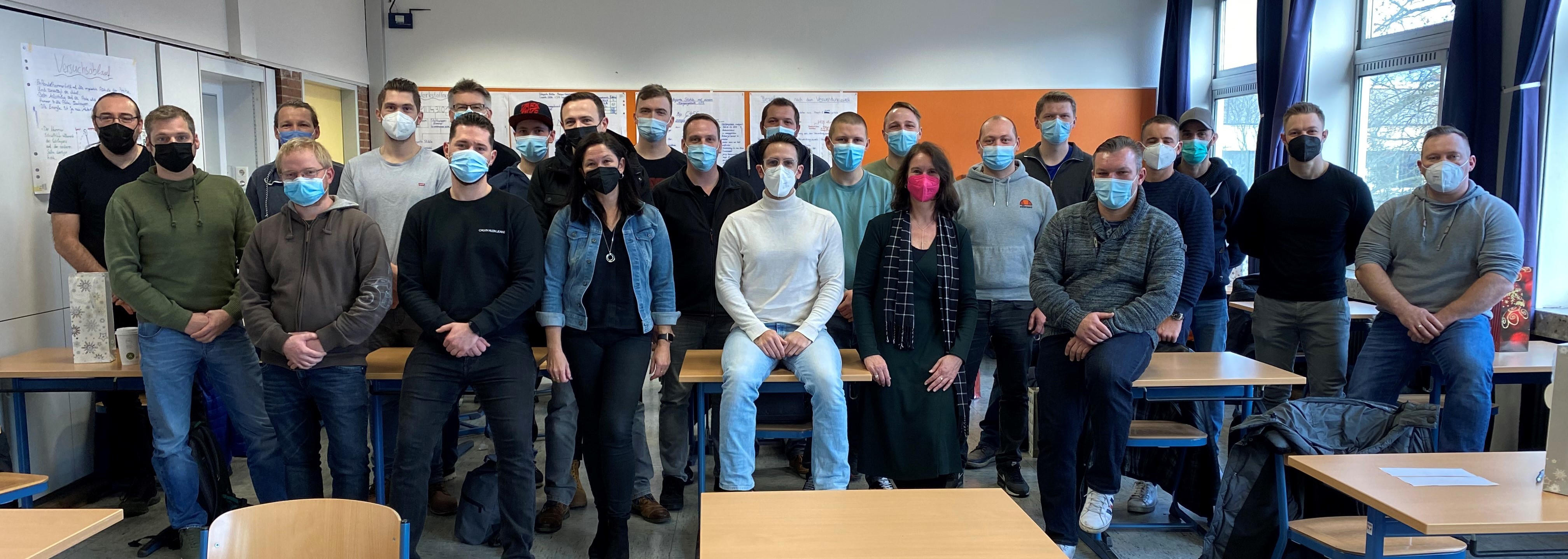 Verabschiedung des Industriemeister-Teilzeitlehrgangs 2021 in der IMS. 1. Reihe 4. v.l. Schulleiterin Claudia Weißenfels, 6.v.l. Koordinatorin Anke Schwerin.