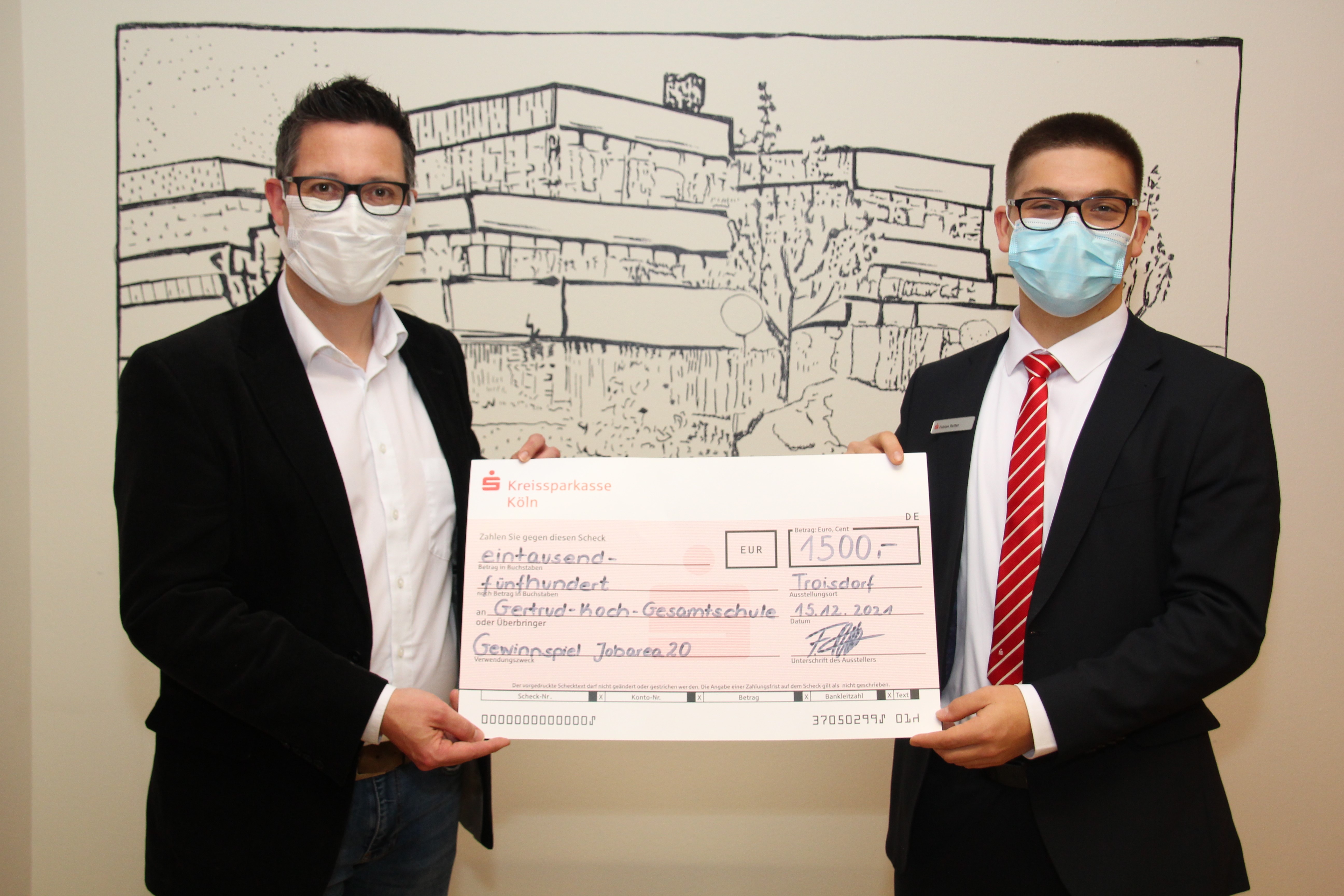 Lehrer Sascha Meyer (links) und Fabian Retter (KSK) freuten sich über die rege Beteiligung an der Jobmesse.