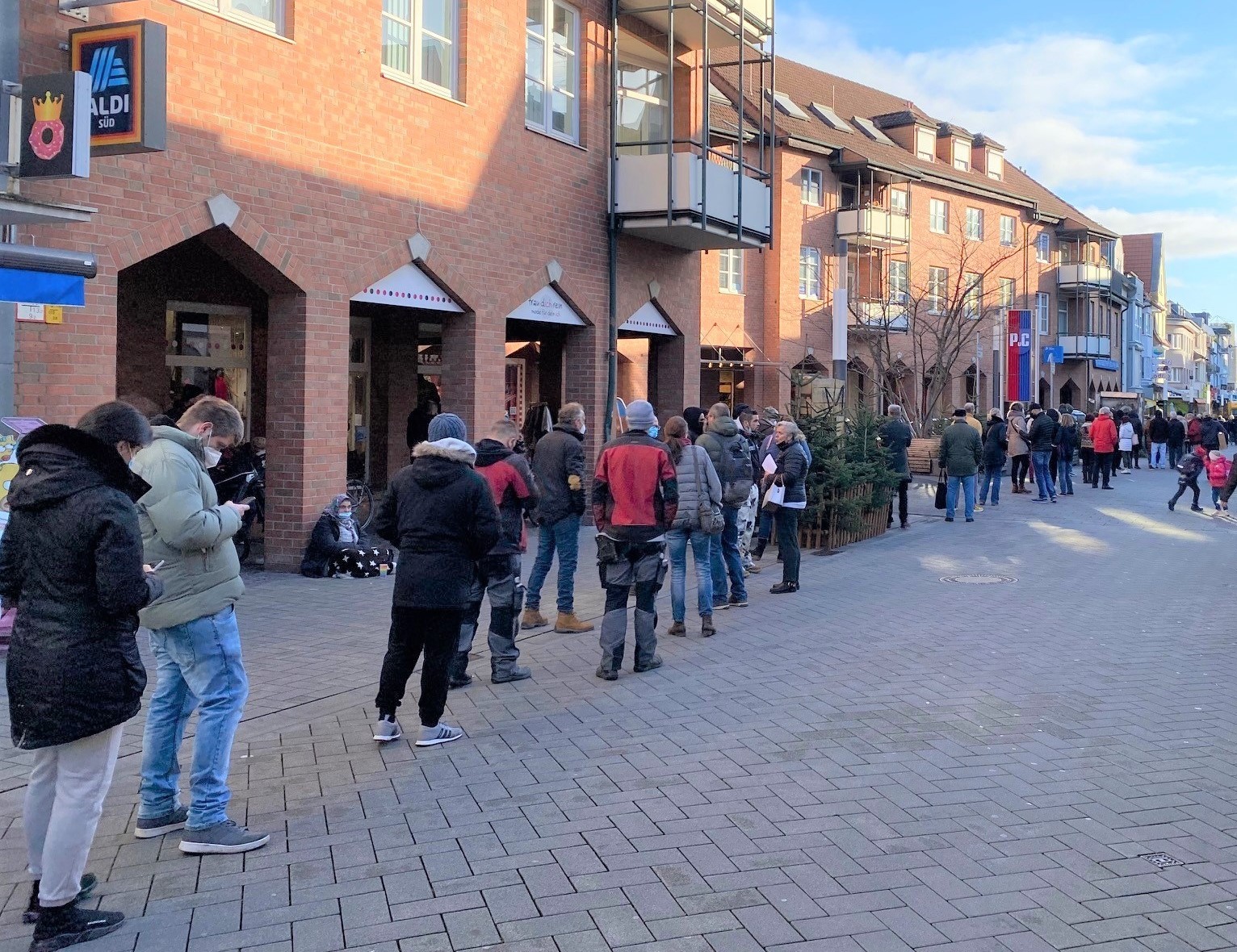 Anstehen zum Impfen in der Stadtbibliothek Kölner Straße.