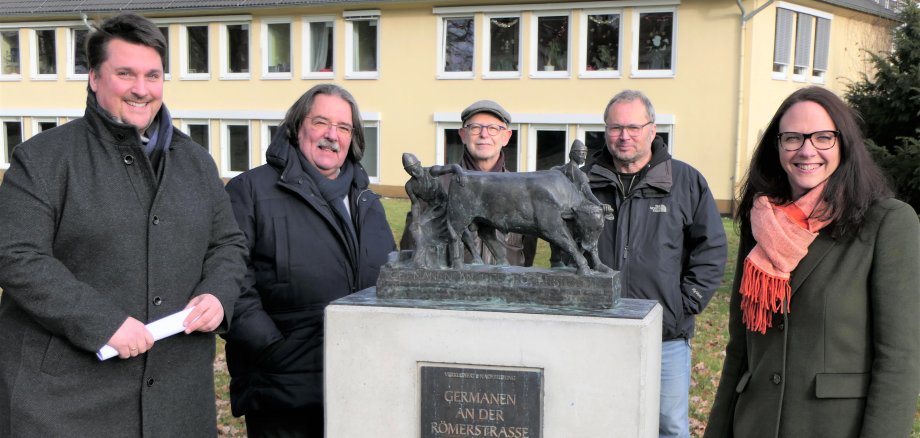 Freude über die Nachbildung des Kunstwerks: v.l. Bürgermeister Alexander Biber, Professor Michael Werling, Claus Chrispeels, Friedemann Sander und Katharina Gebauer, MdL.