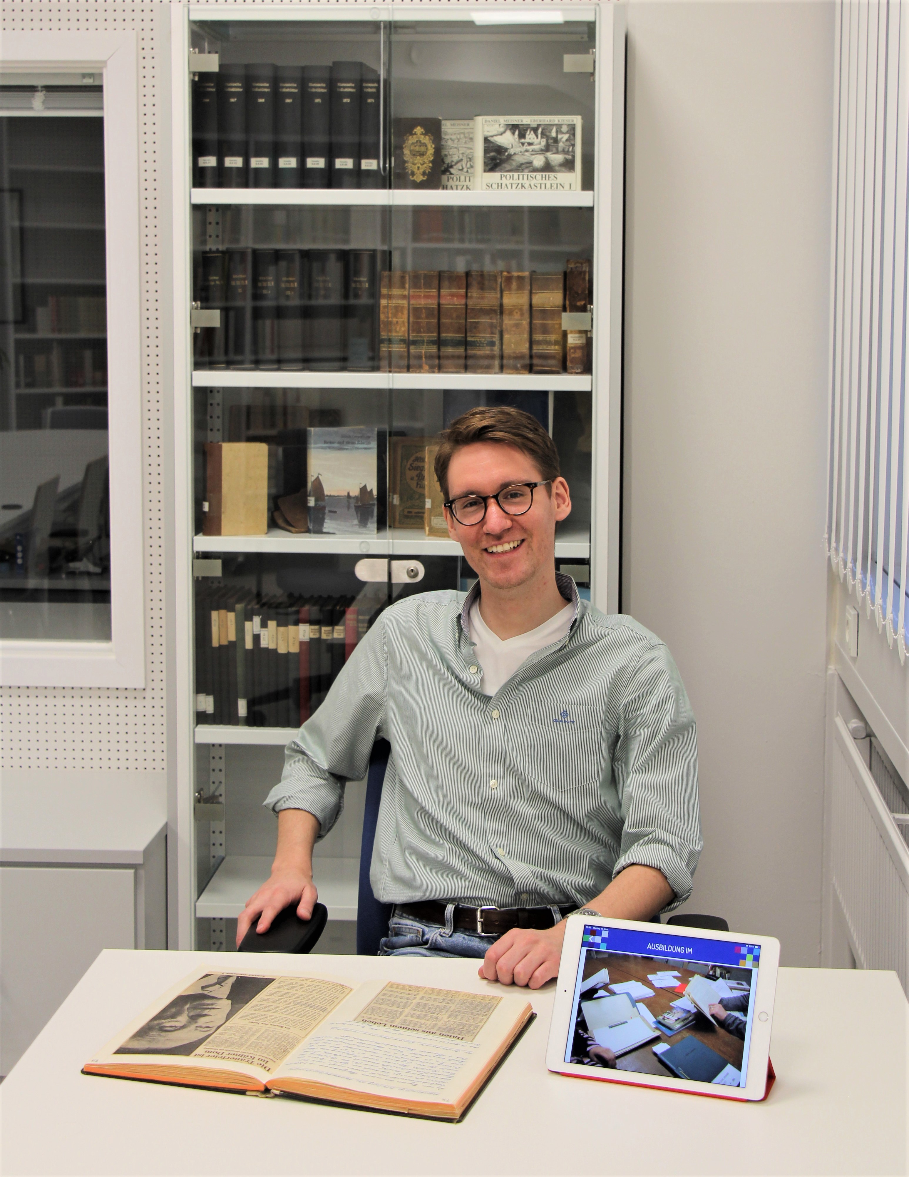 Johannes Ehrengruber im neuen Lesesaal des Stadtarchivs. Johannes Ehrengruber im neuen Lesesaal des Stadtarchivs.