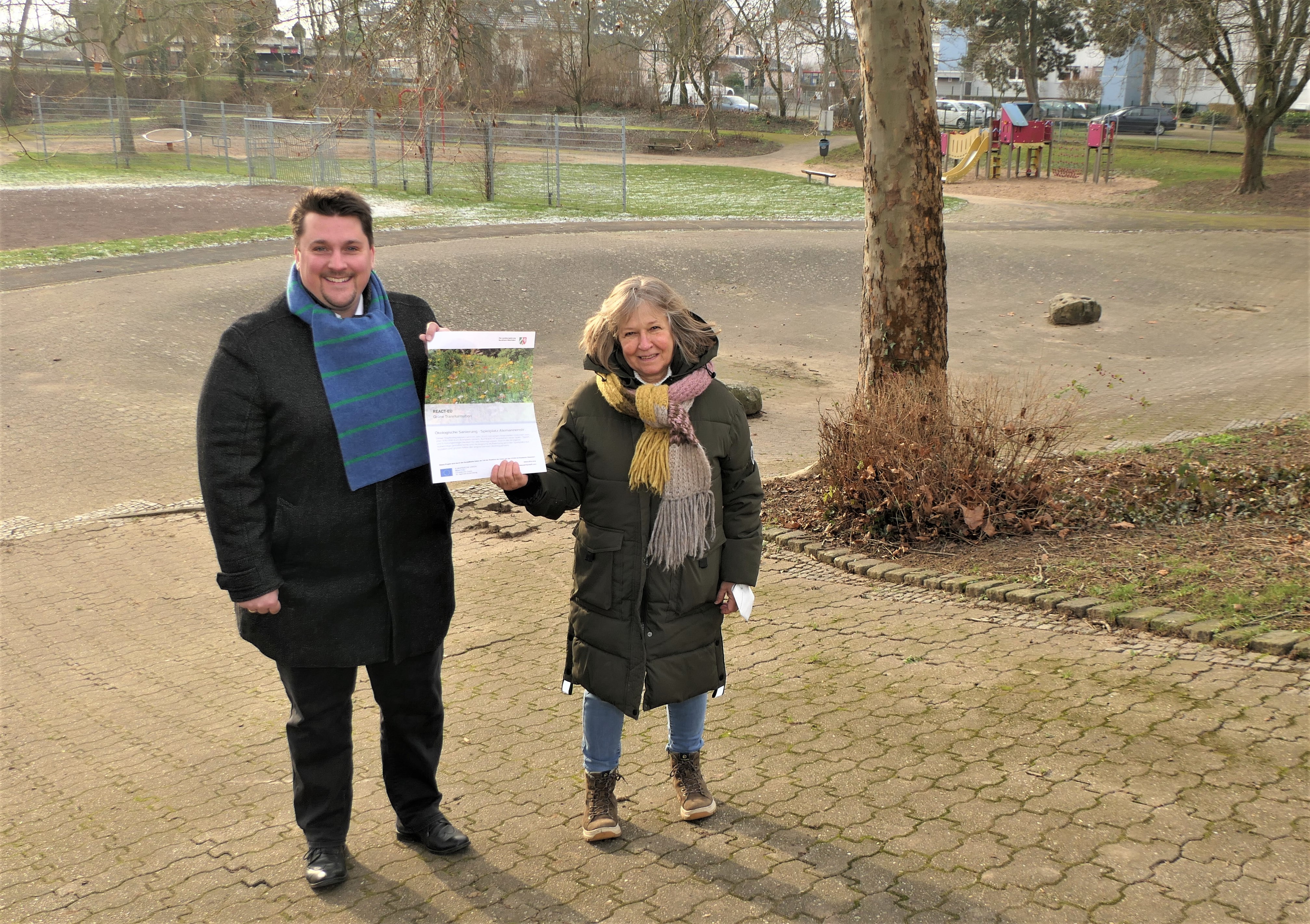 Mit Infos zu den EU-Fördermitteln: Bürgermeister Alexander Biber und Amtsleiterin Ulrike Tesch auf dem Spielplatz Alemannenstraße.