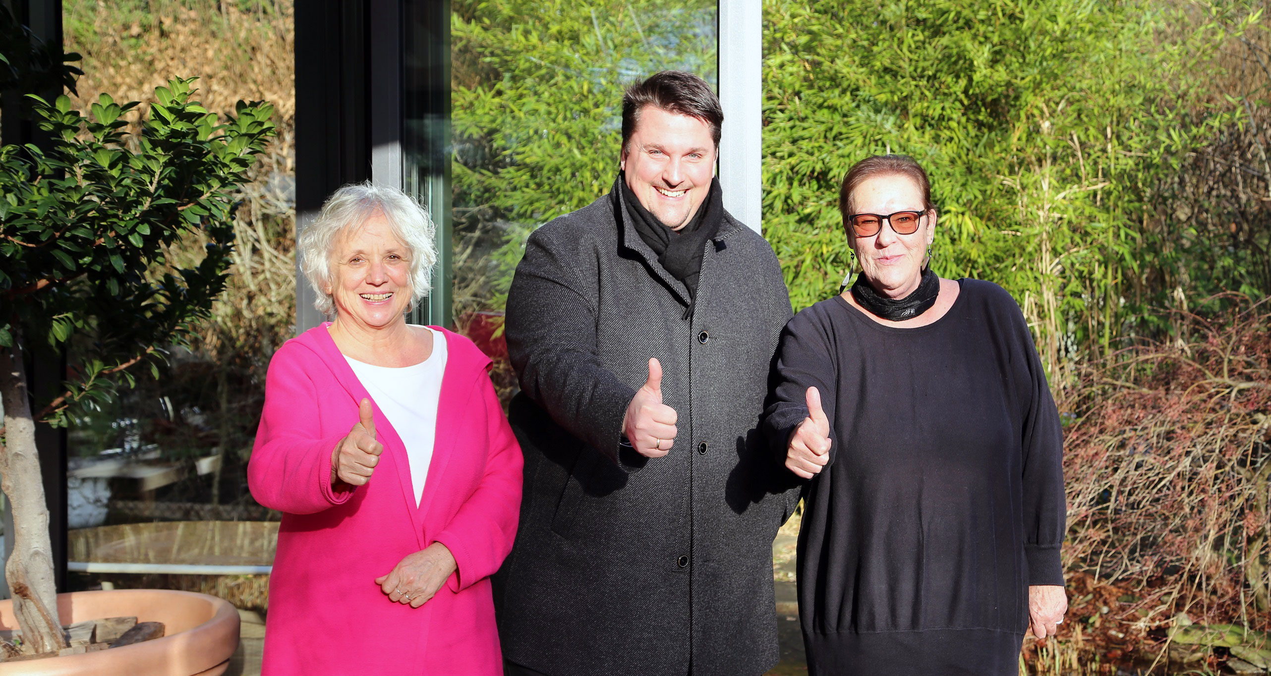 Freude über die große Spende: v.l. Monika Bähr (Vorstandsvorsitzende SKM), Bürgermeister Alexander Biber und Gaby Reifenhäuser. Foto: Reifenhäuser.