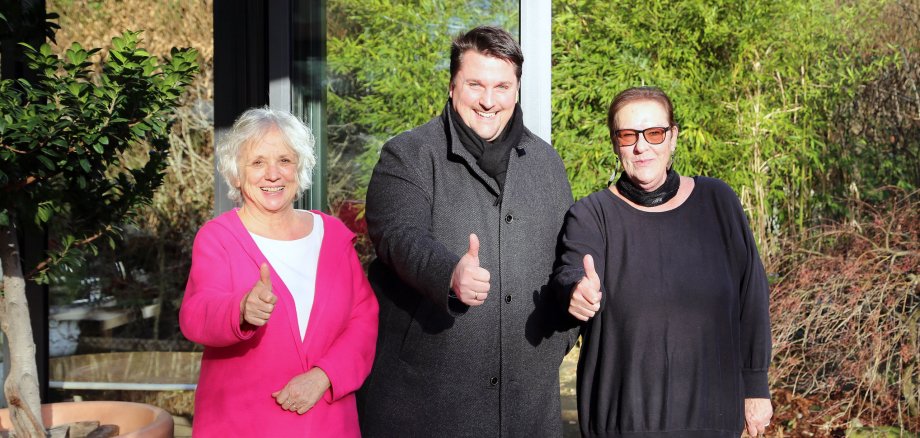 Freude über die große Spende: v.l. Monika Bähr (Vorstandsvorsitzende SKM), Bürgermeister Alexander Biber und Gaby Reifenhäuser. Foto: Reifenhäuser.