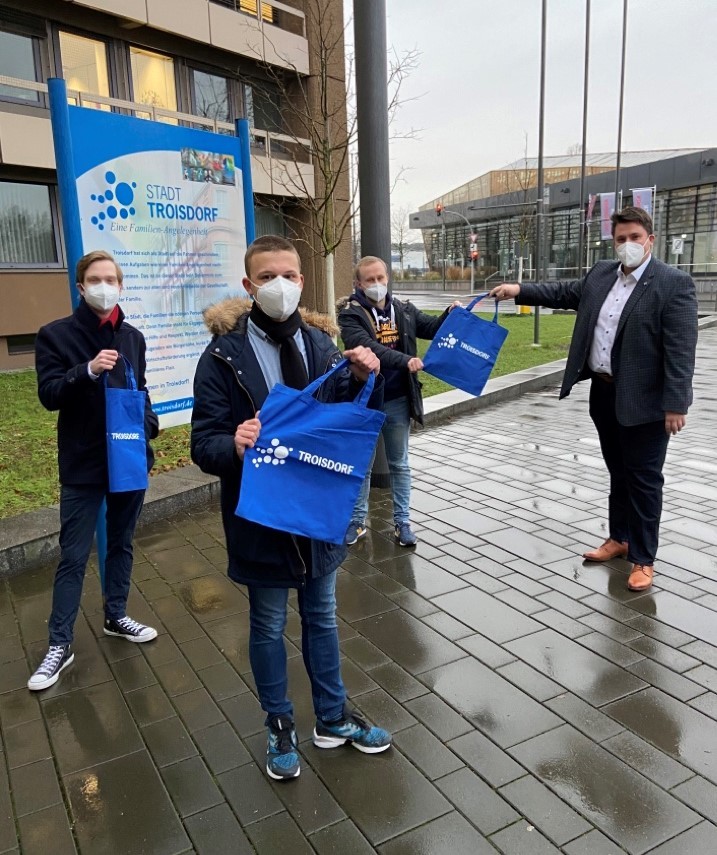 Einkaufsservice politische Jugendorganisationen v l Ron Jascha Marner - Justin Lemmer - Niels Plugge - Bürgermeister Biber