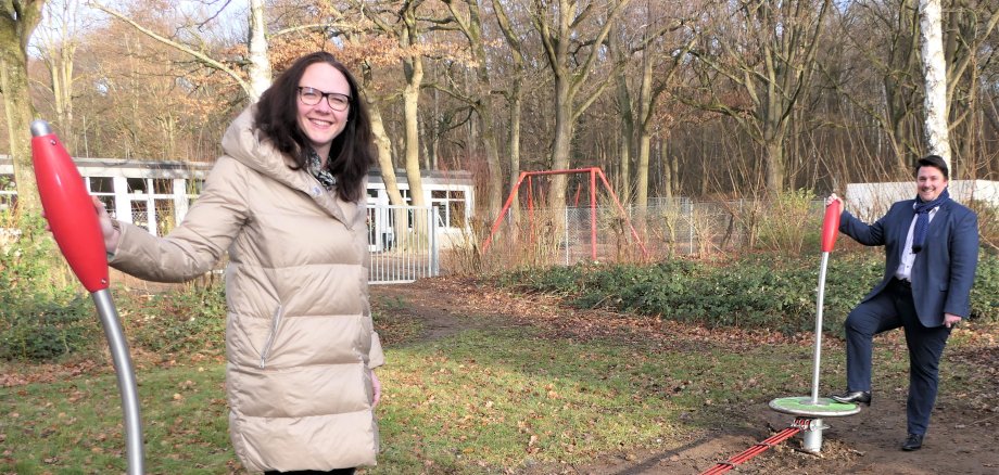 Bürgermeister Biber und Landtagsabgeordnete Gebauer im Fitnessparcours in Spich