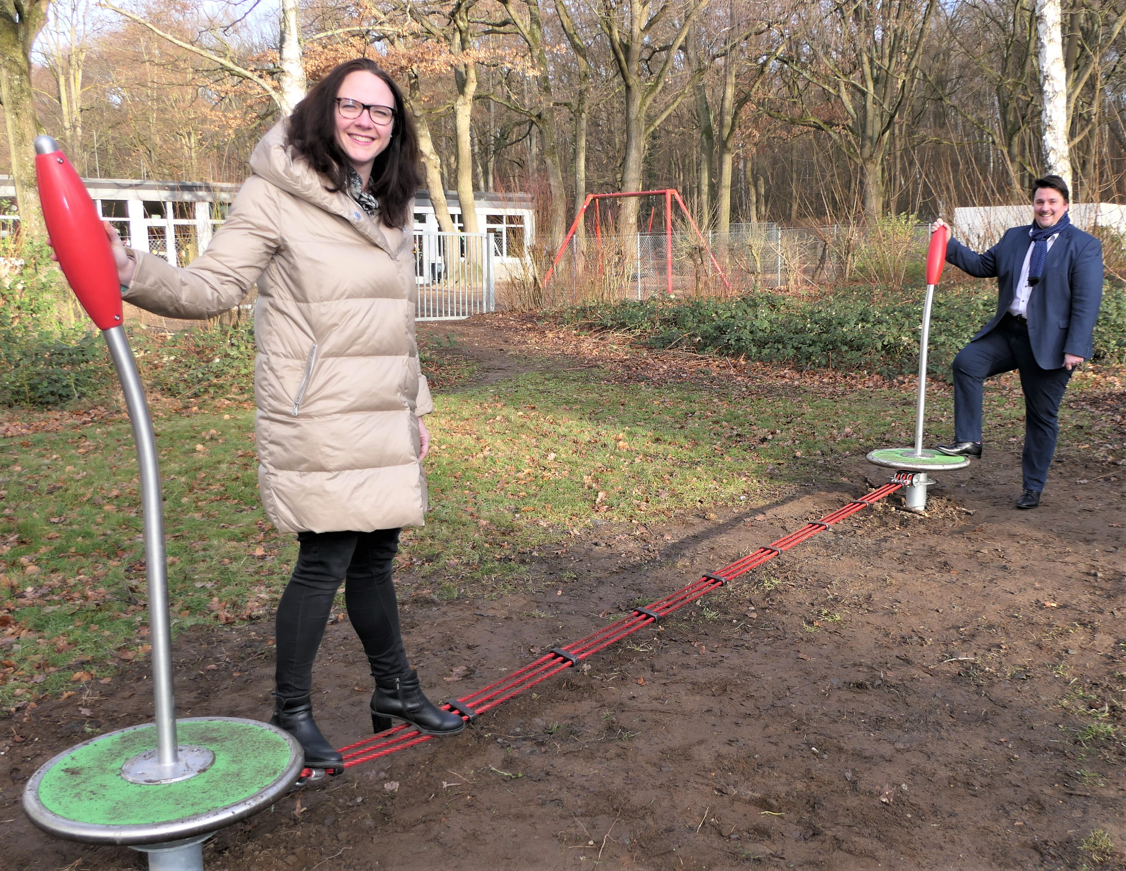 Bürgermeister Biber und Landtagsabgeordnete Gebauer im Fitnessparcours in Spich