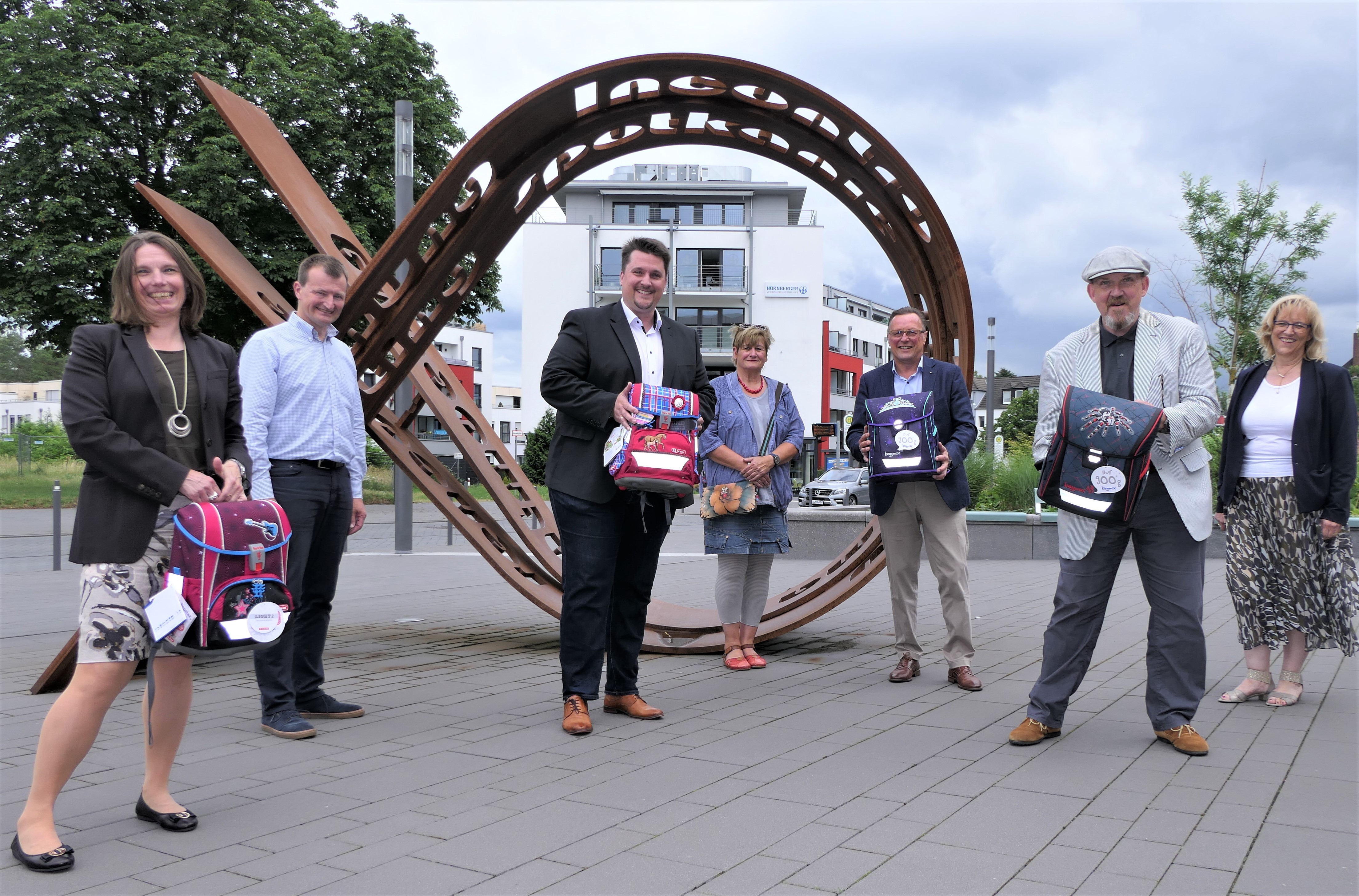 Schauspieler Dietmar Bär mit Vertretern der Stadtverwaltung und des Lions Club Troisdorf.