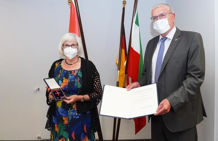 Verdienstorden für Irene Hornig, verliehen durch Landrat Sebastian Schuster