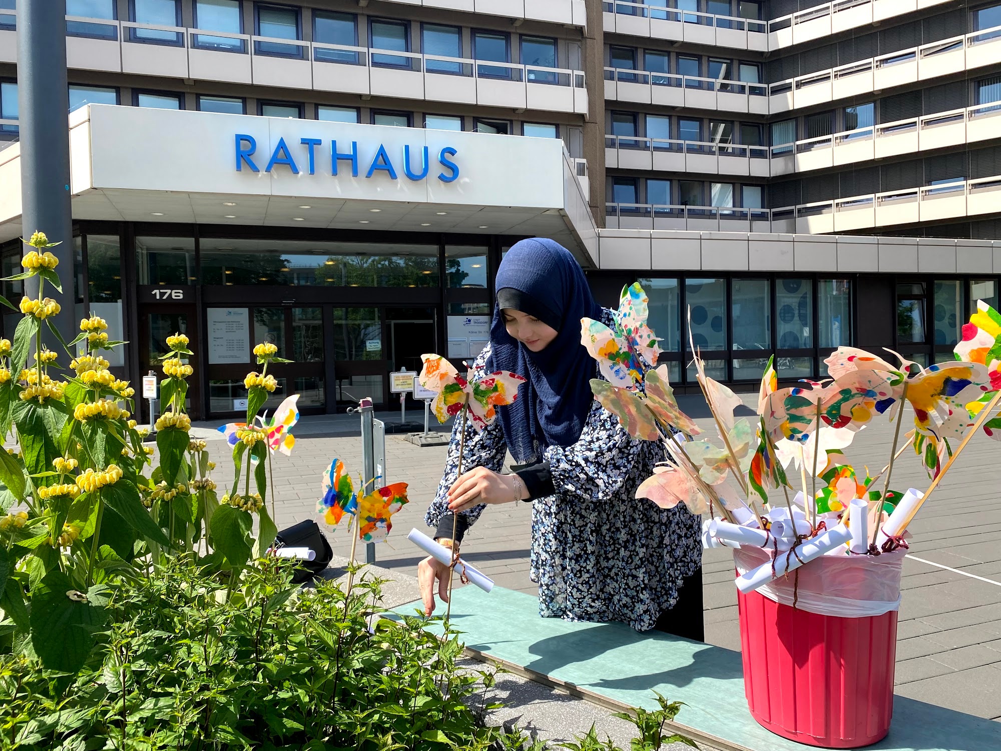 Haus International Schmetterlinge Budfi Anissa El Makaoui am Rathaus 