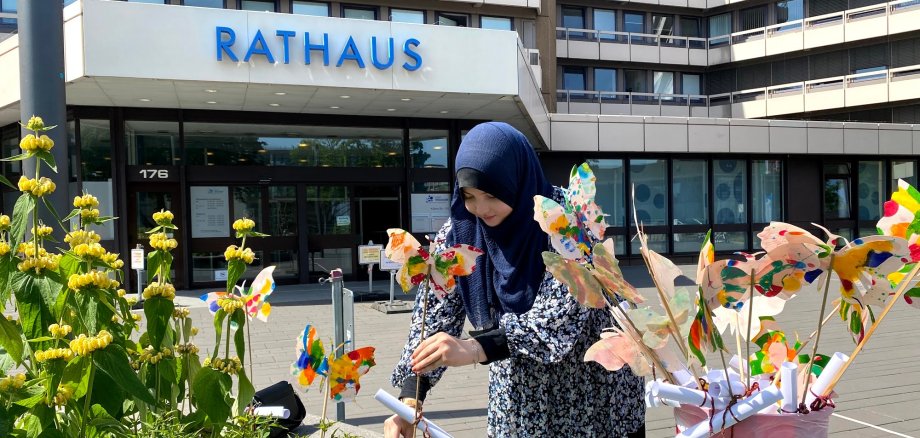 Haus International Schmetterlinge Budfi Anissa El Makaoui am Rathaus 