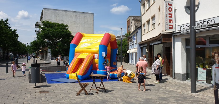 Auch eine Hüpfburg gibt es beim Sommerferienprogramm in der Fußgängerzone