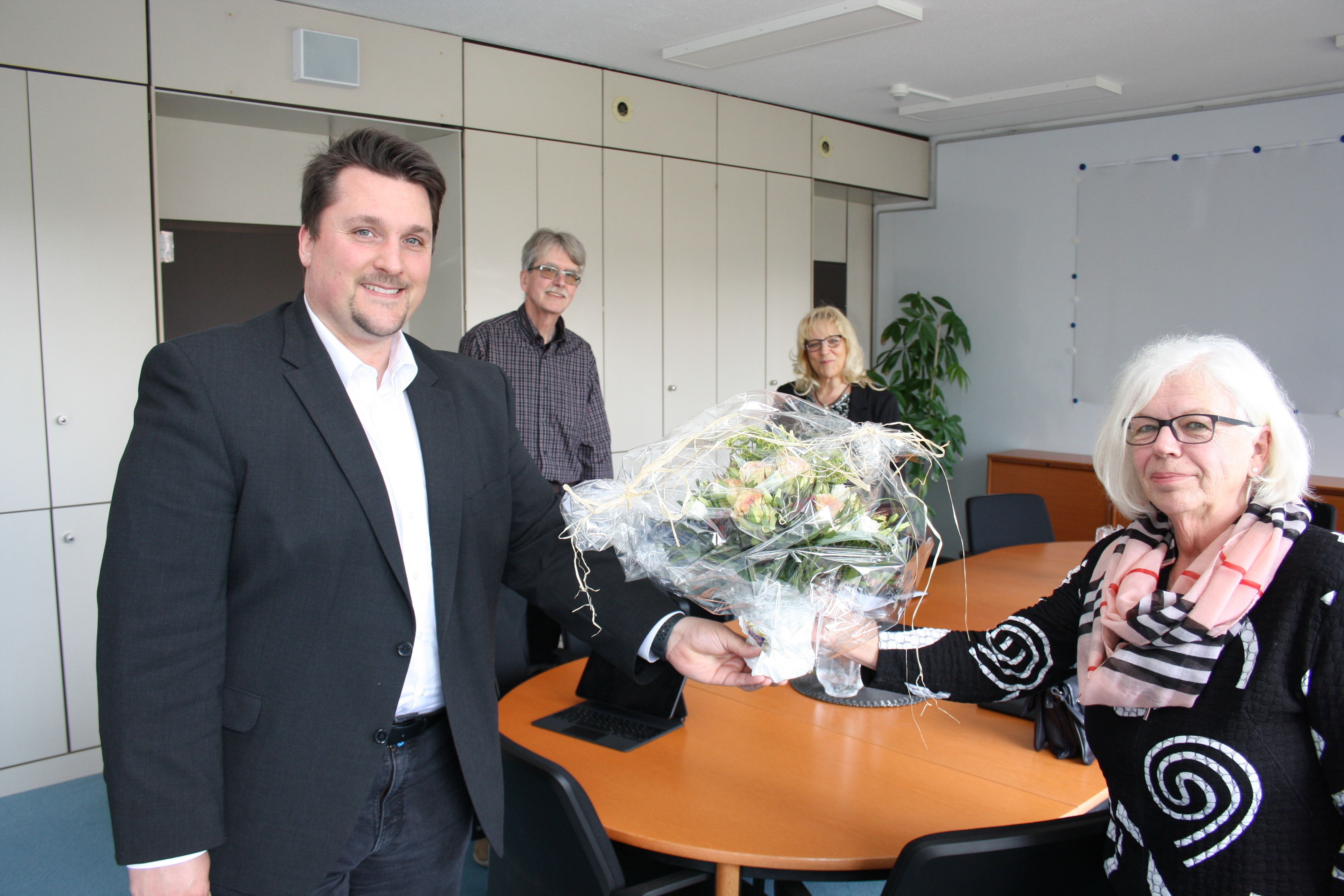  Vorsitzende des Seniorenbeirats, Gabriele Rodriguez, und ihr Stellvertreter Martin Zündorf, im Rathaus Bürgermeister Alexander Biber und der für den Seniorenbeirat zuständigen Leiterin des Amtes für Soziales, Wohnen und Integration der Stadt Troisdorf, Ulrike Hanke, 