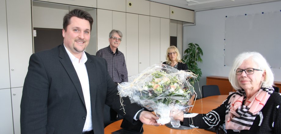  Vorsitzende des Seniorenbeirats, Gabriele Rodriguez, und ihr Stellvertreter Martin Zündorf, im Rathaus Bürgermeister Alexander Biber und der für den Seniorenbeirat zuständigen Leiterin des Amtes für Soziales, Wohnen und Integration der Stadt Troisdorf, Ulrike Hanke, 