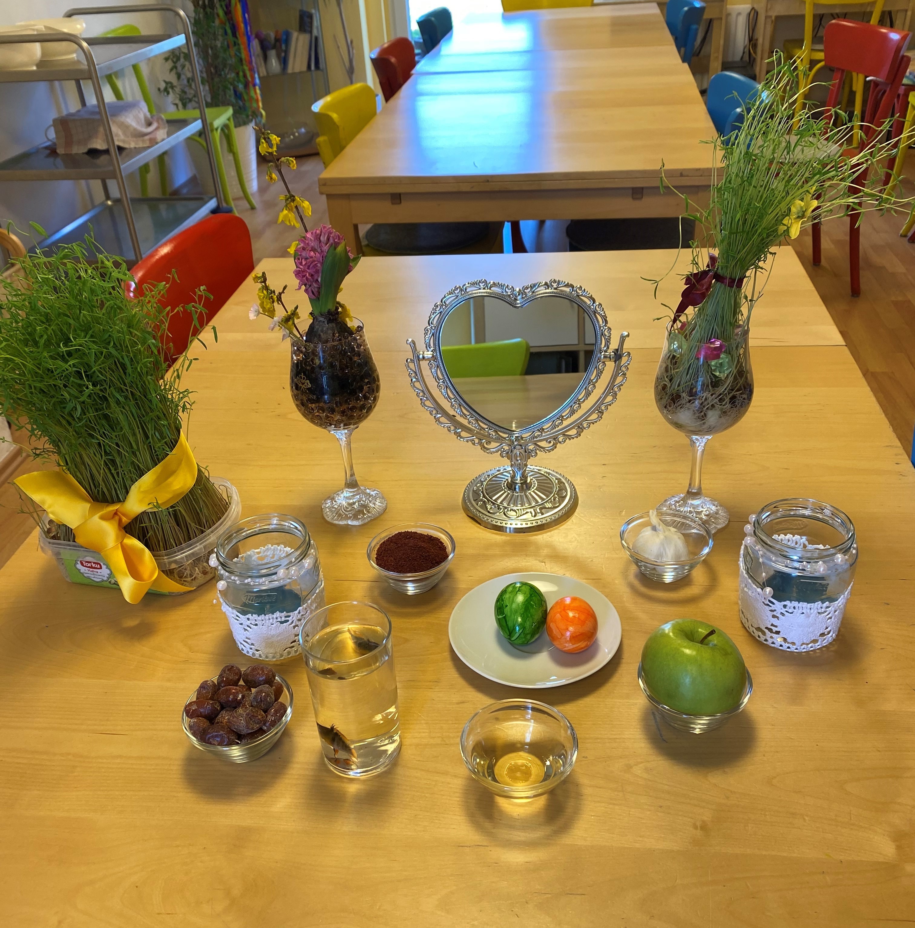 Das Mehrgenerationenhaus deckt einen Tisch für Nouruz