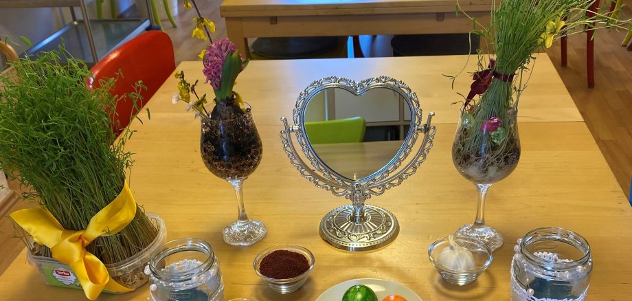 Das Mehrgenerationenhaus deckt einen Tisch für Nouruz