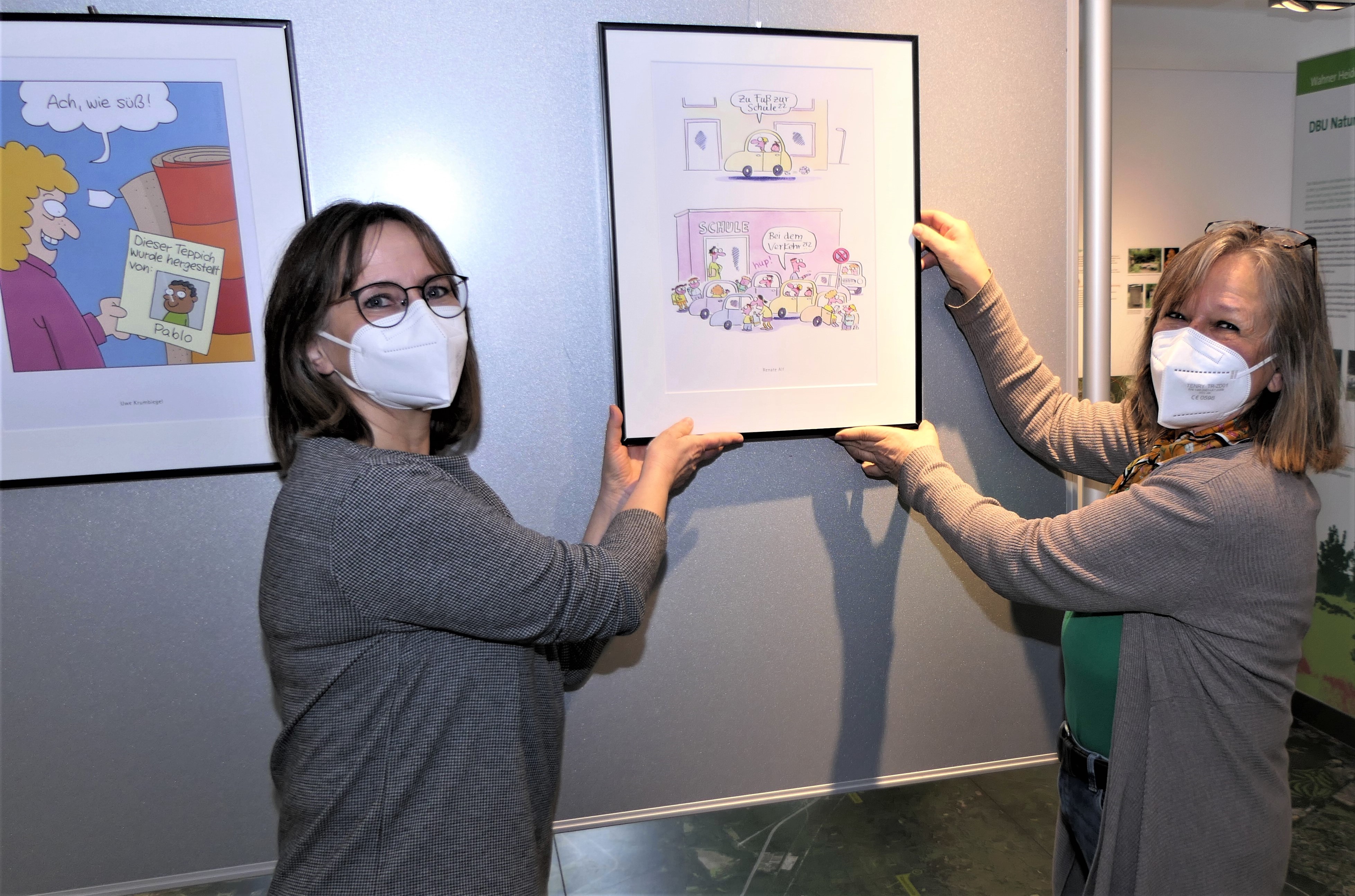 Ausstellung Karikaturen im Portal Wahner Heide mit Ulrike Tesch und Beate von Berg