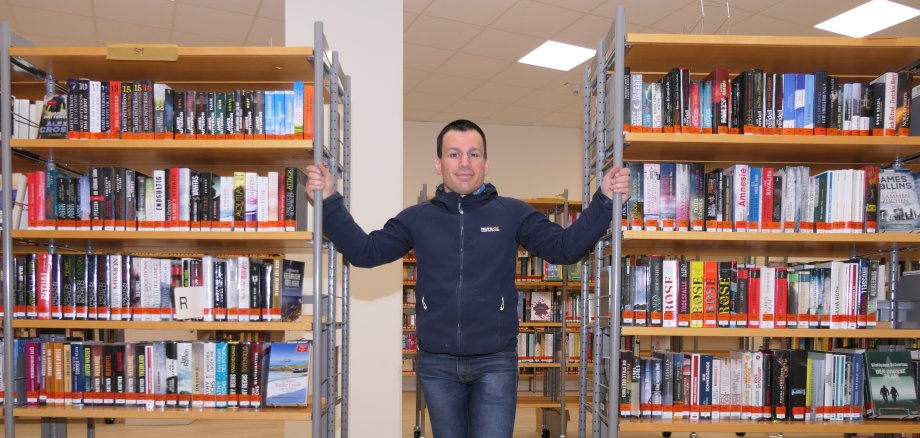 Philipp Maaß, Leiter der Bibliothek, beim Umzug im März 2021