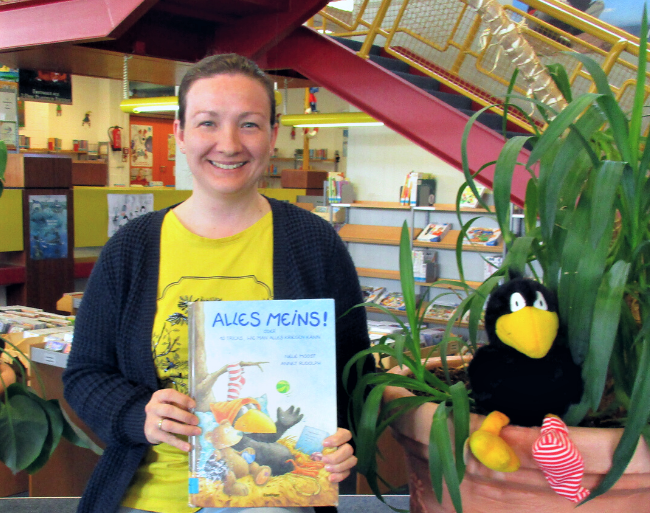 Vera Kepski von der Stadtbibliothek liest online aus der Kleine Rabe