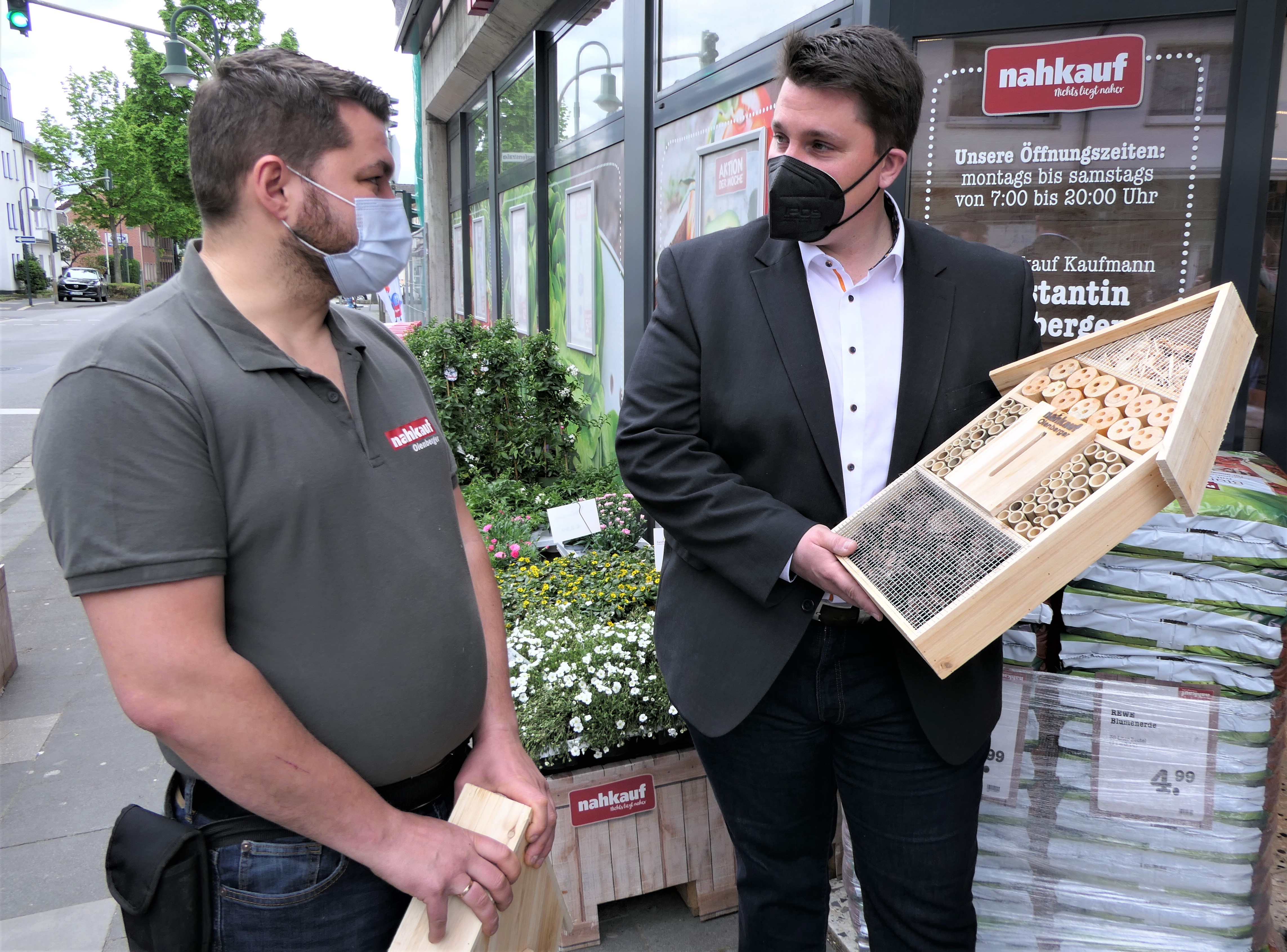 Konstantin Olenberger vom Oberlarer Nahkauf mit Bürgermeister Alexander Biber und Bienenhotel