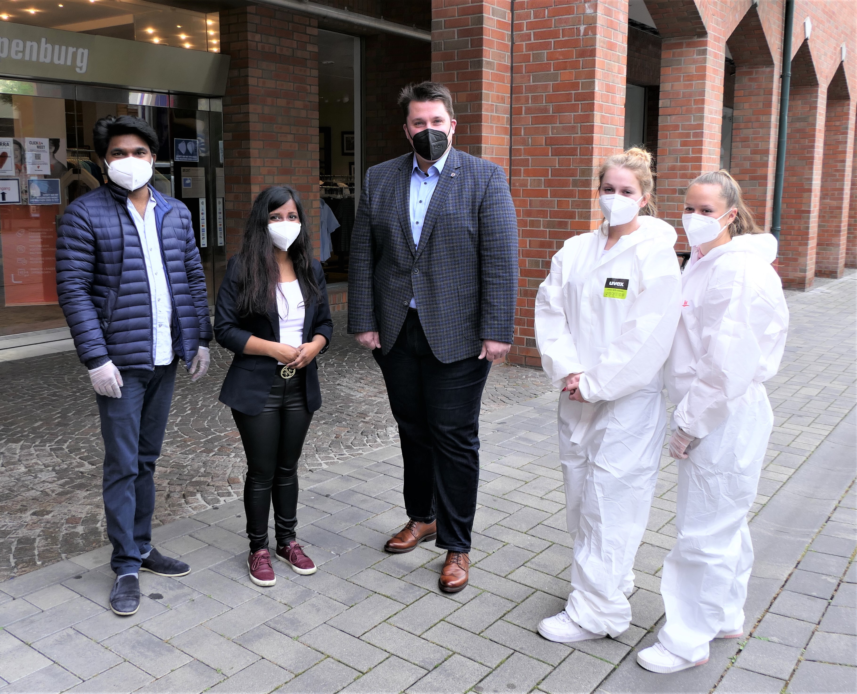 Bürgermeister BIber mit dem Team des Corona-Schnelltestzentrums Anesta vor P&C