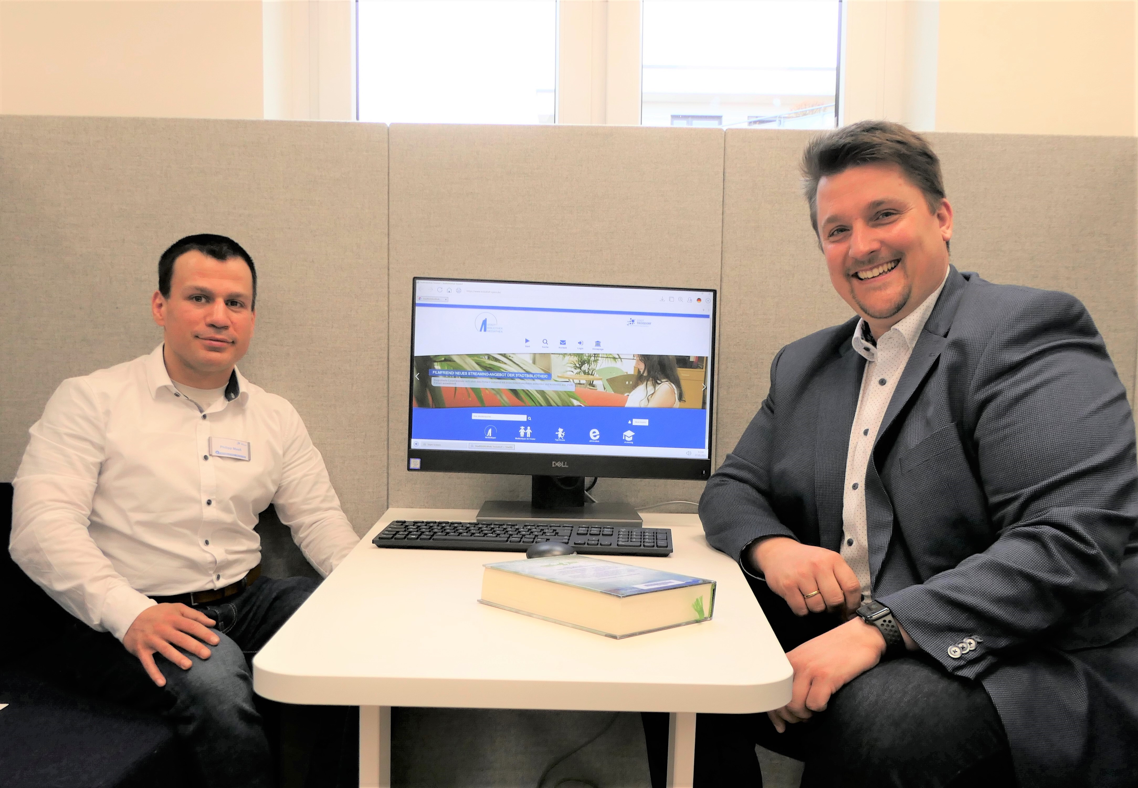 Philipp Maaß und Bürgermeister Alexander Biber bei der Bibliotheks-Eröffnung Mai 2021.JPG