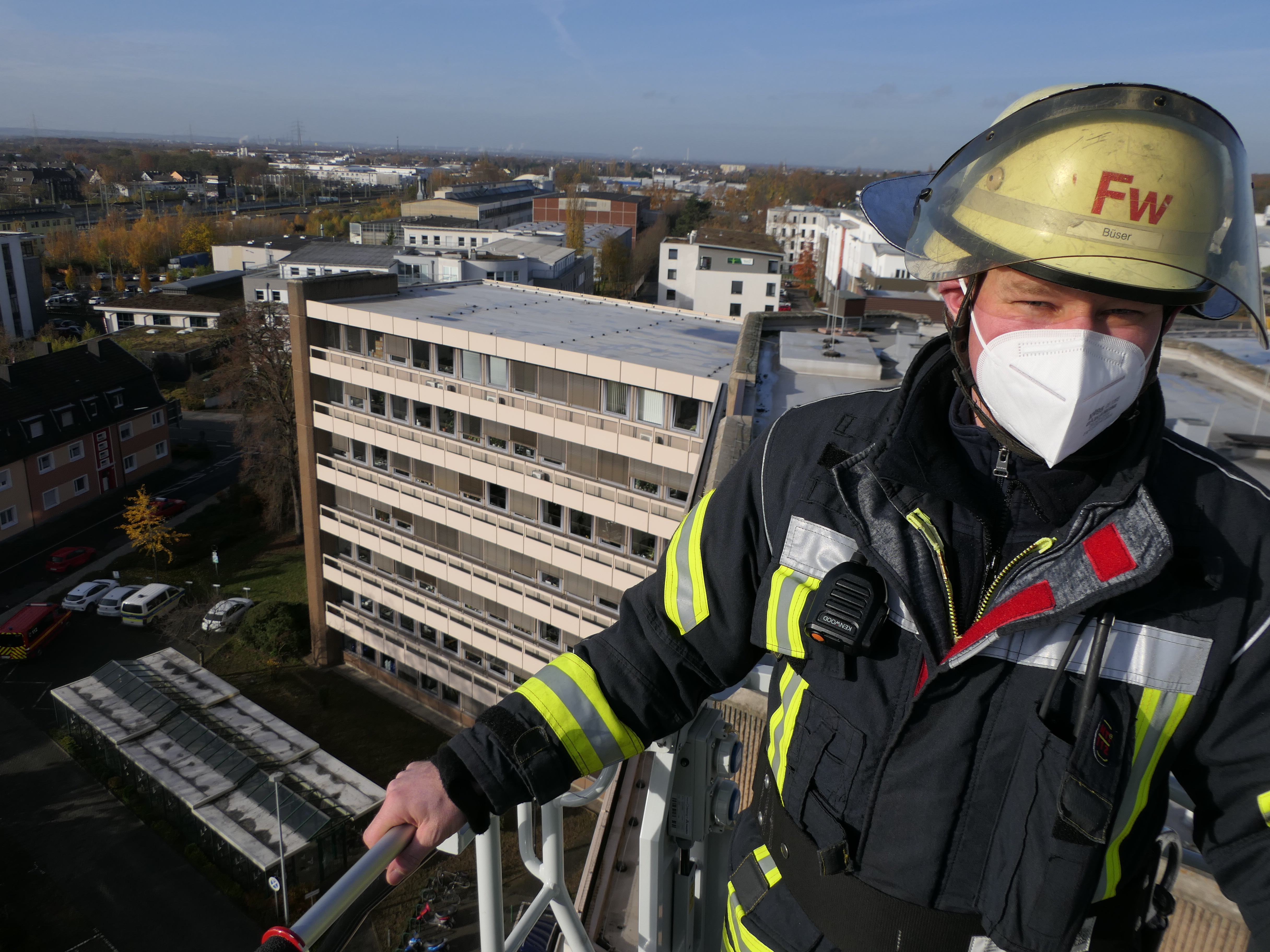 Oberbrandmeister Christian Büser bediente die automatische Leiter vom Rettungskorb aus.