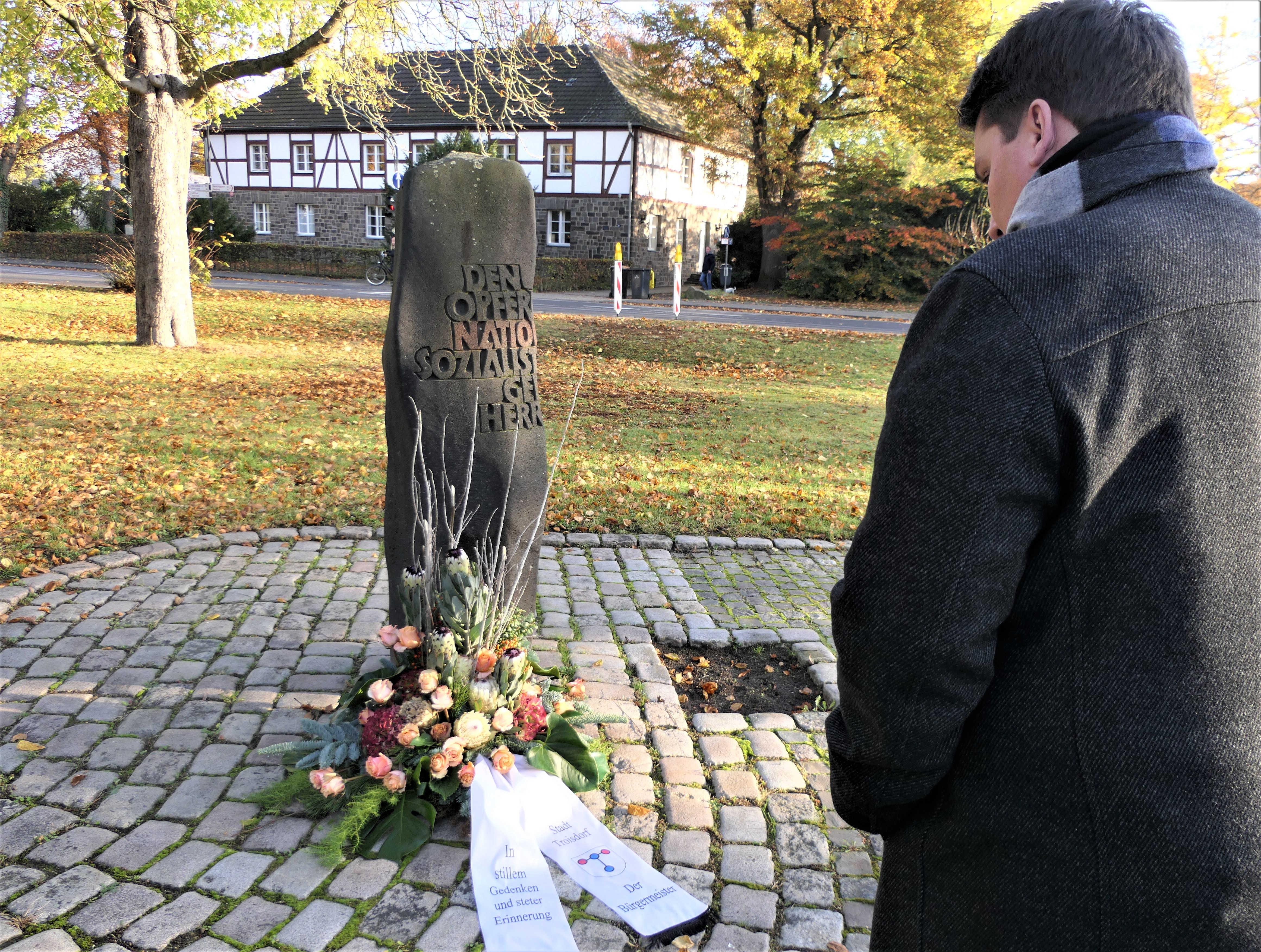 Bürgermeister Alexander Biber am Mahnmal auf dem Jahnplatz.