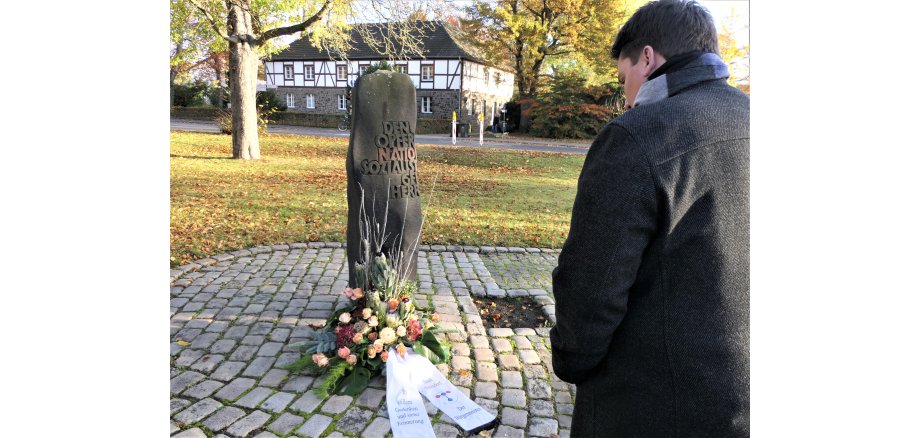 Bürgermeister Alexander Biber am Mahnmal auf dem Jahnplatz.