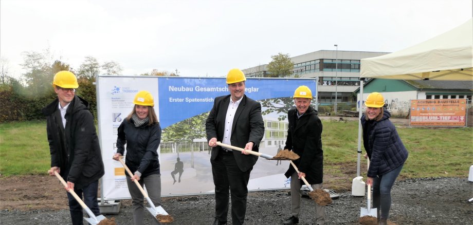 Mit Schwung für den neuen Campus: v.l. Thomas Laudor, Erste Beigeordnete Tanja Gaspers, Bürgermeister Alexander Biber, Technischer Beigeordneter Walter Schaaf und Christiane Brüchner-Hüttemann (pbr Architektenbüro) beim 1. Spatenstich.