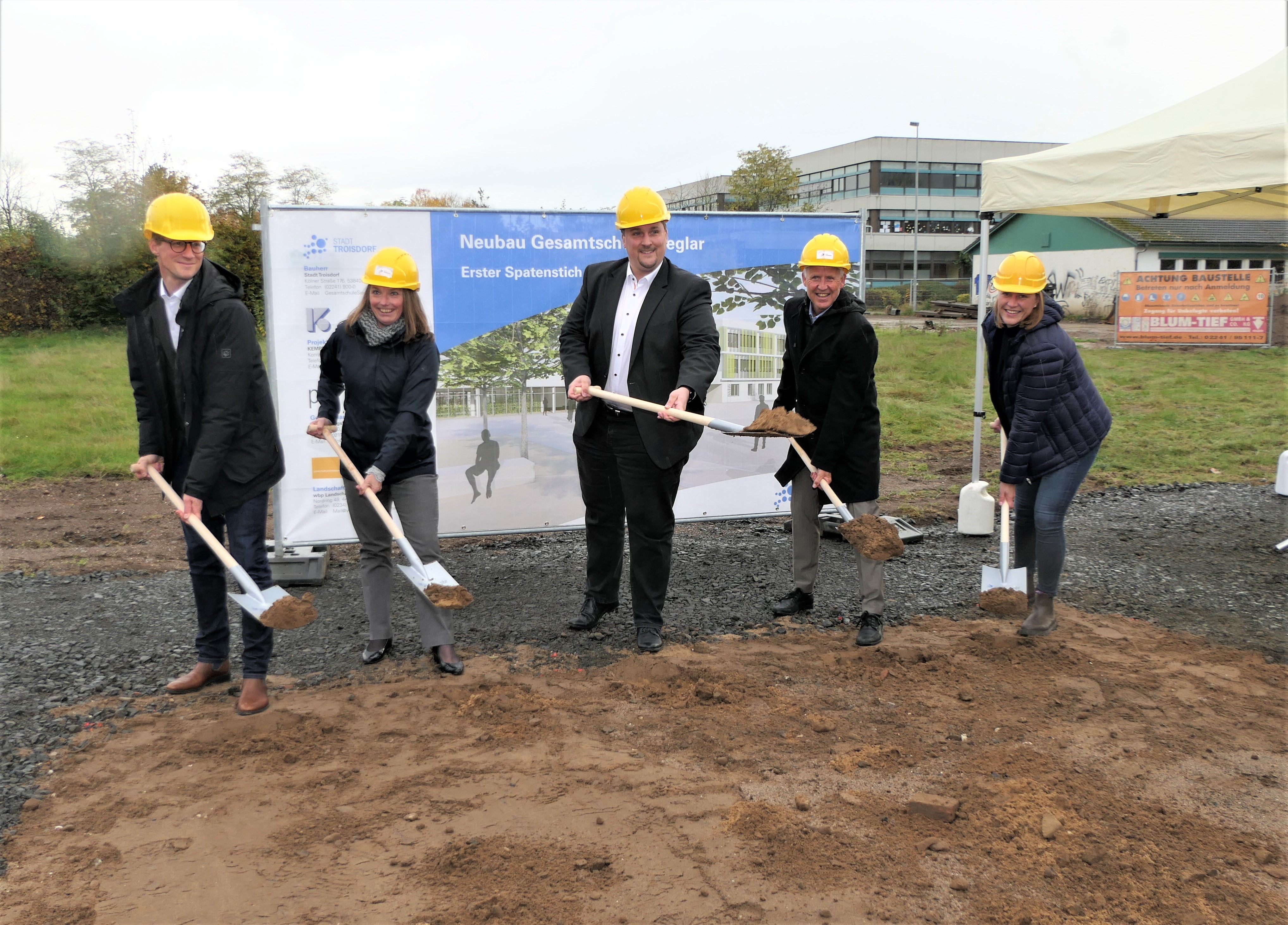 Mit Schwung für den neuen Campus: v.l. Thomas Laudor, Erste Beigeordnete Tanja Gaspers, Bürgermeister Alexander Biber, Technischer Beigeordneter Walter Schaaf und Christiane Brüchner-Hüttemann (pbr Architektenbüro) beim 1. Spatenstich.