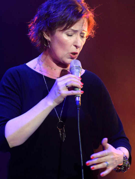 Sängerin Anette von Eichel singt beim Jazz im Kunsthaus. Foto: Gerhard Richter.